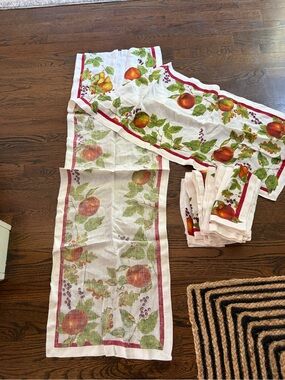 NEW Sur La Table Fruit & Leaf Print Table Runner and Napkins (10)100% linen
